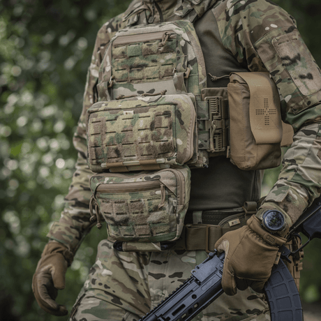M-Tac Admin Pouch Large Elite i bruk på taktisk utrustning, tillverkad av Cordura 500D, idealisk för förvaring av nödvändiga föremål.