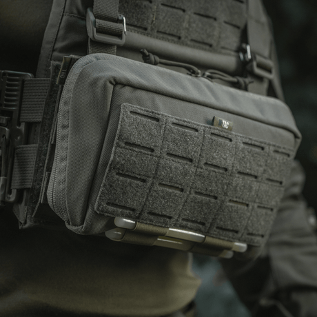 M-Tac Admin Pouch Large Elite väska i Cordura 500D, monterad på taktisk väst, med laserutskuret velcro-panel för patches.