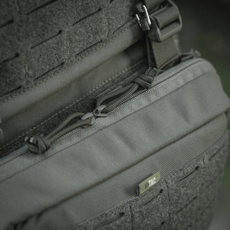 Närbild av M-Tac Admin Pouch Large Elite tillverkad av slitstarkt Cordura 500D, lämplig för taktisk utrustning och förvaring.