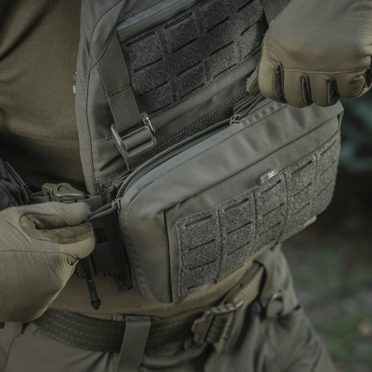 M-Tac Admin Pouch Large Elite i brug, viser den slidstærke Cordura 500D konstruktion og funktionelle design.