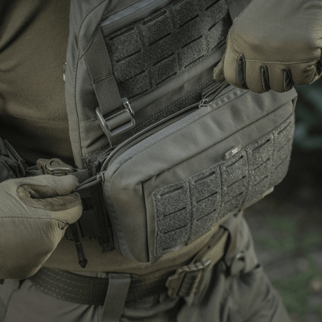 M-Tac Admin Pouch Large Elite i användning med taktisk utrustning, tillverkad av slitstarkt Cordura 500D, med velcro-panel och förvaringsmöjligheter.