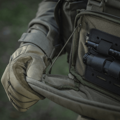 Taktisk användning av M-Tac Admin Pouch Large Elite för förvaring av ficklampa och utrustning.