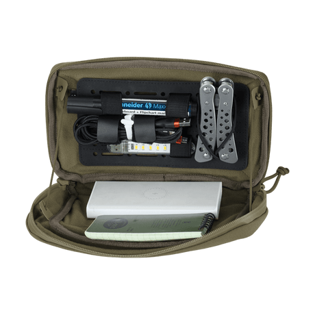 Öppen M-Tac Admin Pouch Large Elite med taktisk utrustning som ficklampa och multiverktyg organiserat invändigt.