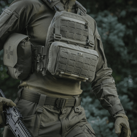 M-Tac Admin Pouch Large Elite i användning med taktisk utrustning, robust Cordura 500D-material, lämplig för förvaring av nödvändiga föremål.