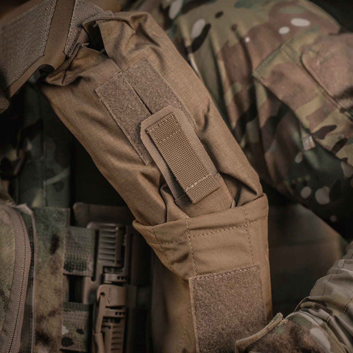 M-Tac Mediclomme Small Vertical Elite i Cordura 500D på uniform, innovativ førstehjælpsløsning med IFAK-organizer.