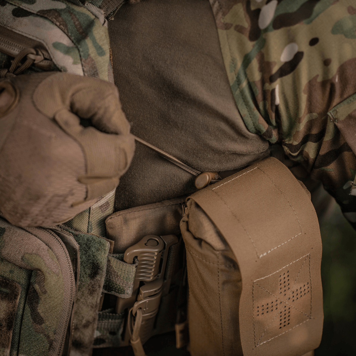 M-Tac Mediclomme Small Vertical Elite i brug på militæruniform til hurtig adgang til førstehjælpskit.