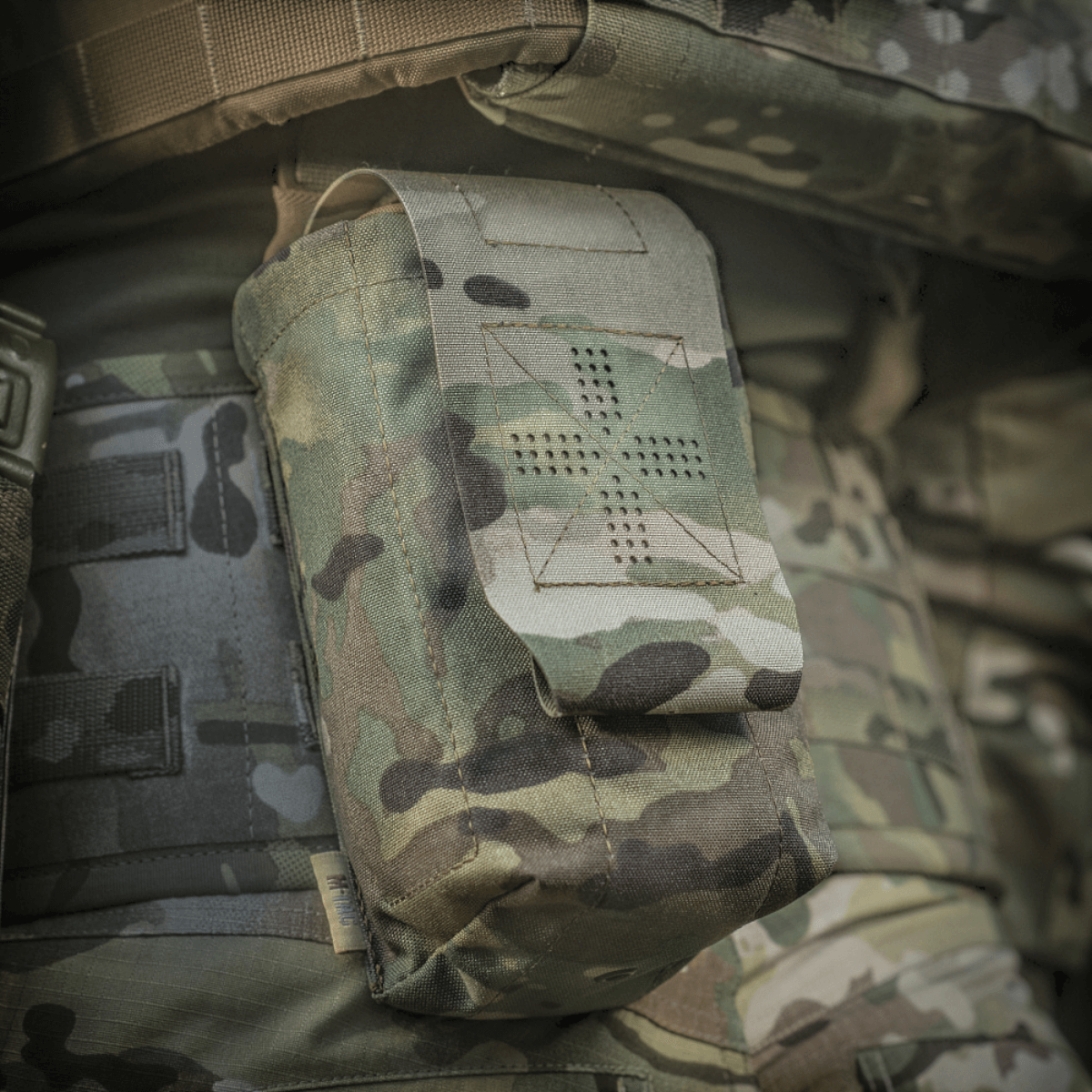 M-Tac Mediclomme Small Vertical Elite monteret på taktisk udstyr, lavet af holdbart Cordura 500D materiale.