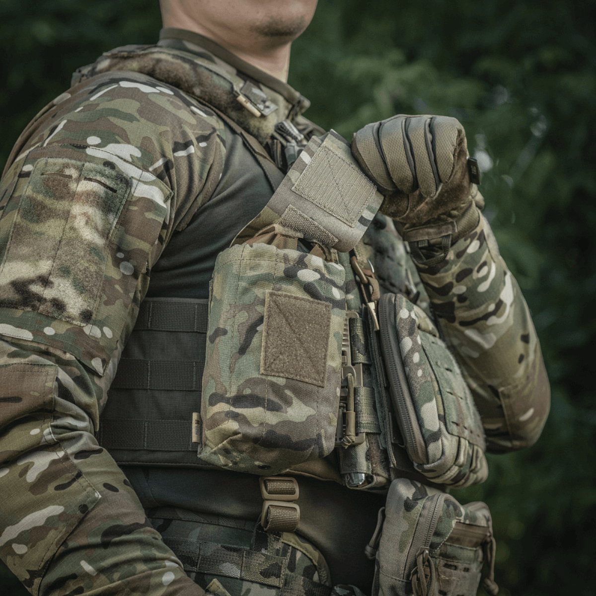 M-Tac Mediclomme Small Vertical Elite i brug, viser slidstærke Cordura 500D materiale, designet til individuel førstehjælpsudstyr.