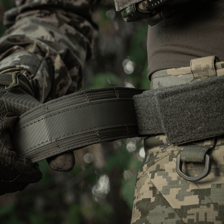 M-Tac Range Bælte Cobra Buckle Gen.IV bæres af en taktisk bruger