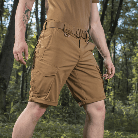M-Tac Shorts Aggressor Gen.II Flex i skovmiljø, viser alsidig og funktionel design til træning og fritid.