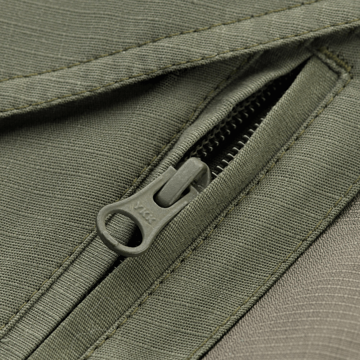 Lukning på M-Tac Shorts Aggressor Gen.II Flex med vand- og smudsafvisende rip-stop materiale.