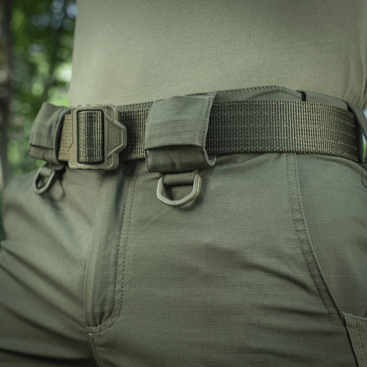 Nærbillede af M-Tac Shorts Aggressor Gen.II Flex i taktisk design med bælte, fremstillet af rip-stop materiale med Teflon-belægning.