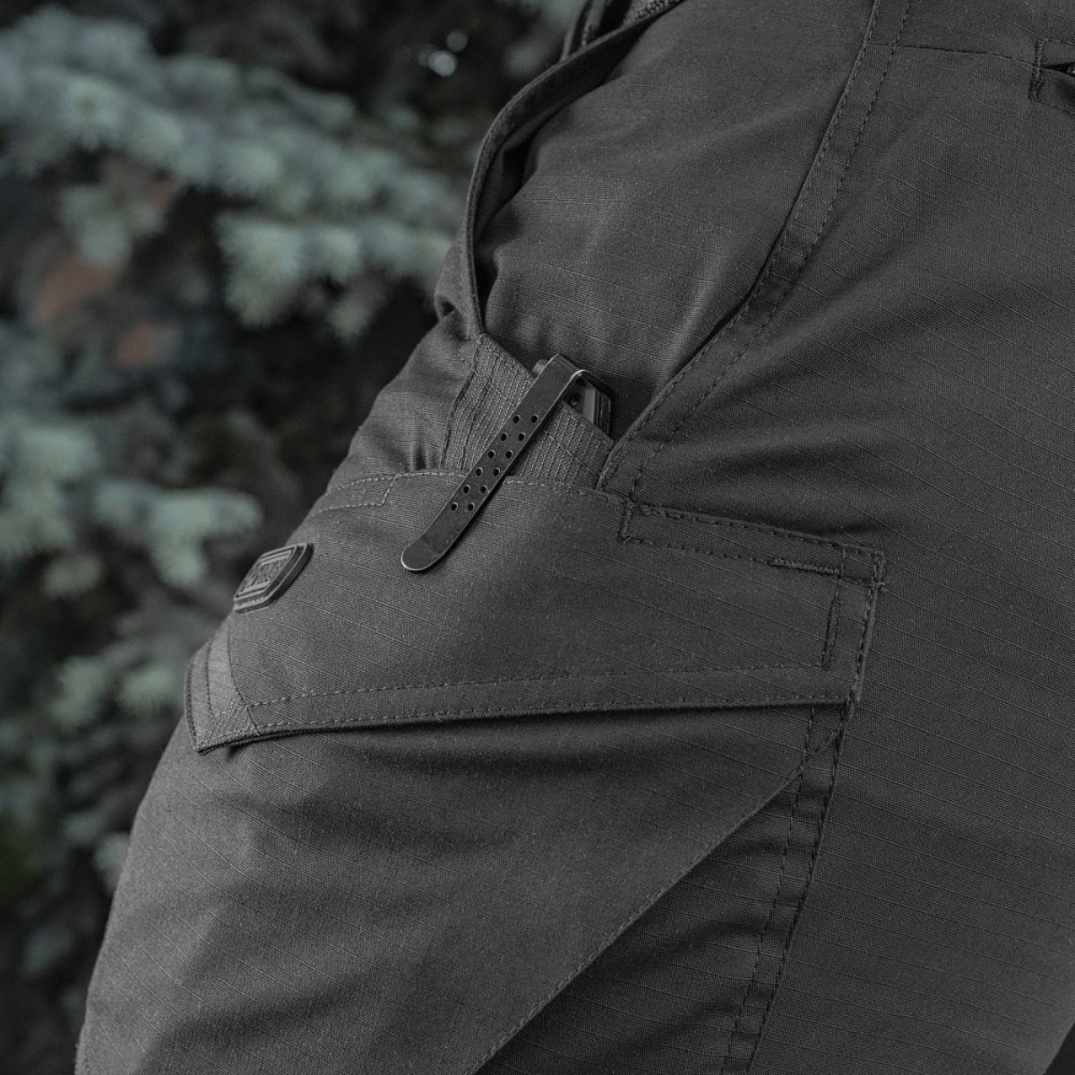 M-Tac Shorts Aggressor Short i sort rip-stop stof, ideel til by- og naturbrug med taktiske funktioner som clips og D-ring