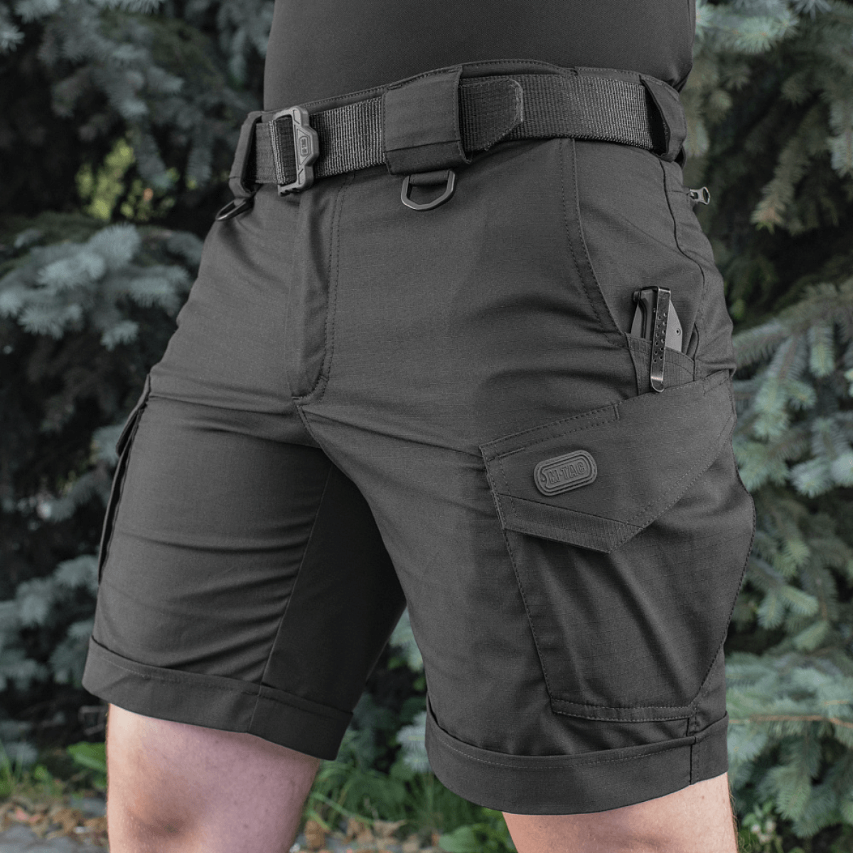 M-Tac Shorts Aggressor Short er knælange med taktiske lommer, ideel til sommerture og byrundfart med YKK lynlåse og elastiske detaljer.