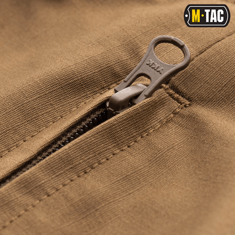 Nærbillede af M-Tac Shorts Aggressor Short i brun med YKK lynlås. Ideel til aktive brugere i bymiljøer og naturen.