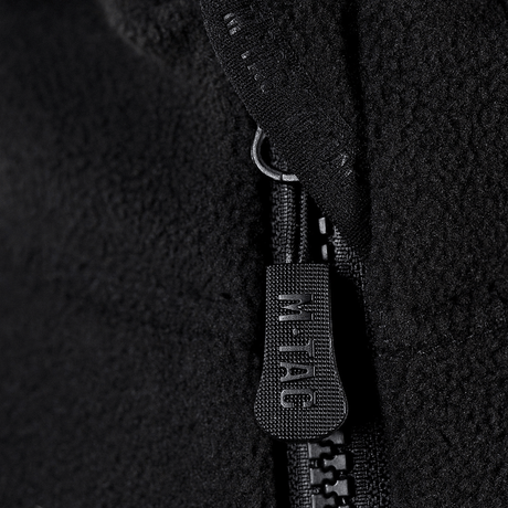 Nærbillede af M-Tac Lite Microfleece Hættetrøje lynlås med elastisk bånd og M-Tac-logo, sort mikrofleece materiale for komfort og varme.