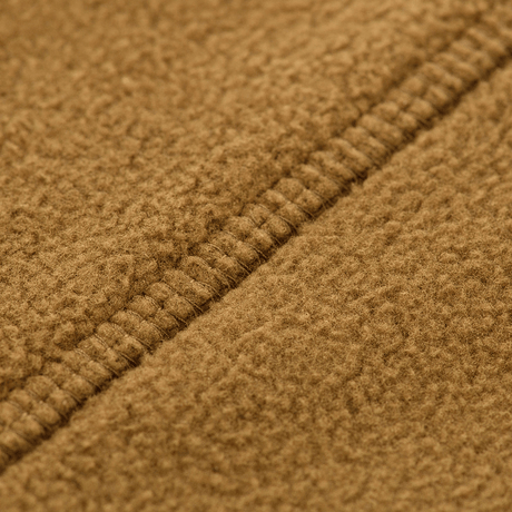 Nærbillede af materialet på M-Tac Lite Microfleece Hættetrøje med syning, der viser den lette og elastiske mikrofleece tekstur.