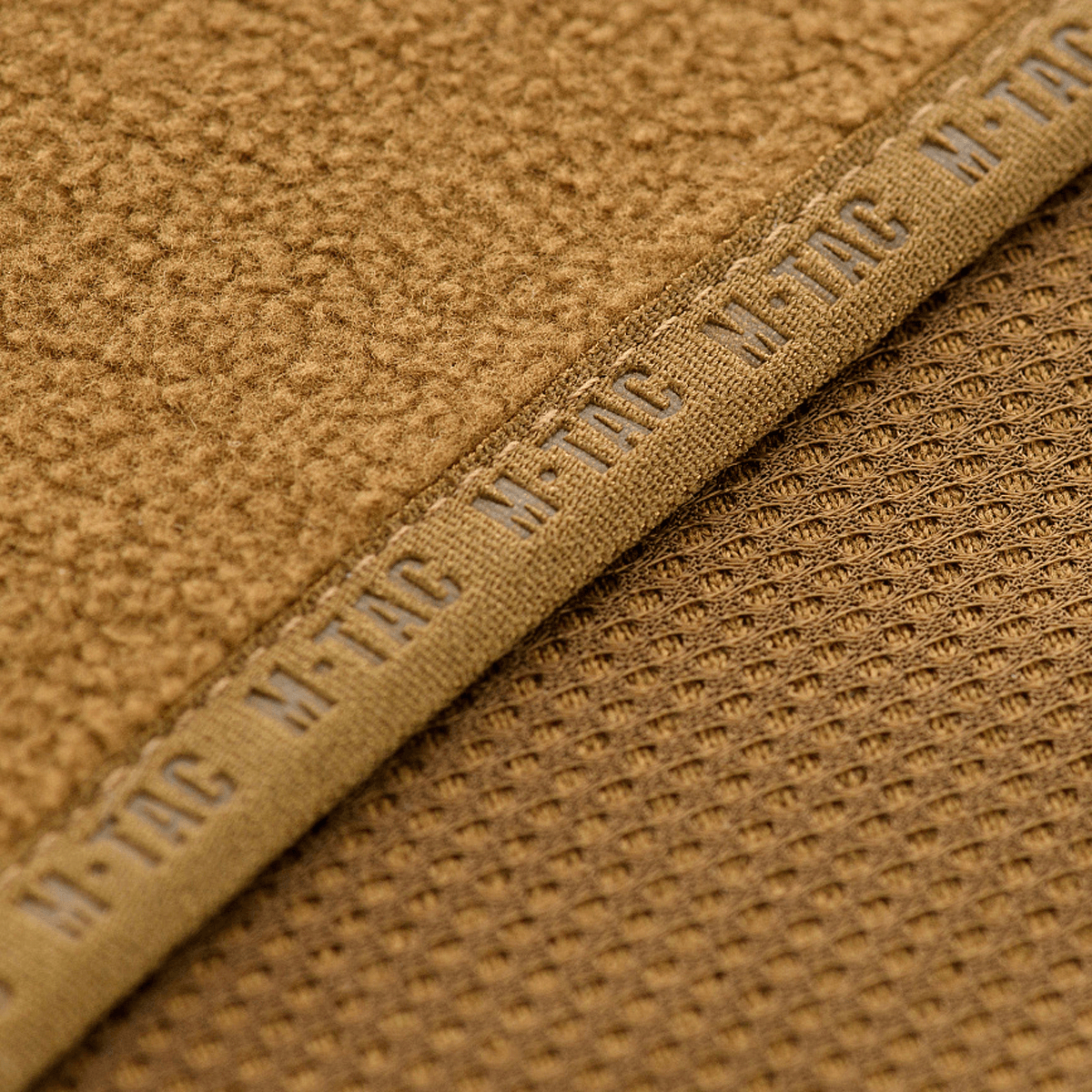 Detalje af M-Tac Lite Microfleece Hættetrøje med M-Tac-logo og åndbar mesh-struktur i brun mikrofleece.