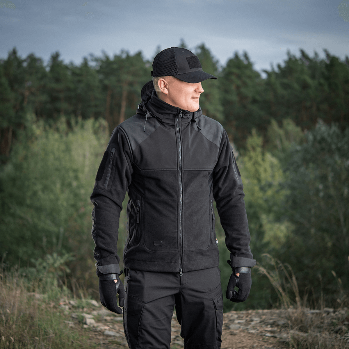 Mand iført M-Tac Norman Windblock Fleecejakke i natur, fremstillet af åndbart WindBlock-materiale med Softshell-indlæg.