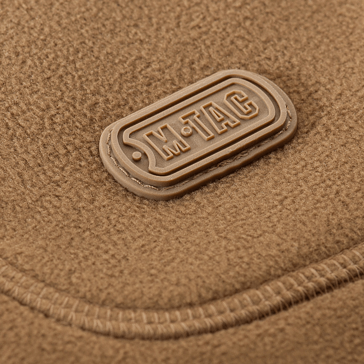 M-Tac Norman Windblock Fleecejakke mærkat på varm fleeceoverflade. Ideel til komfort og beskyttelse mod vind i køligt vejr.