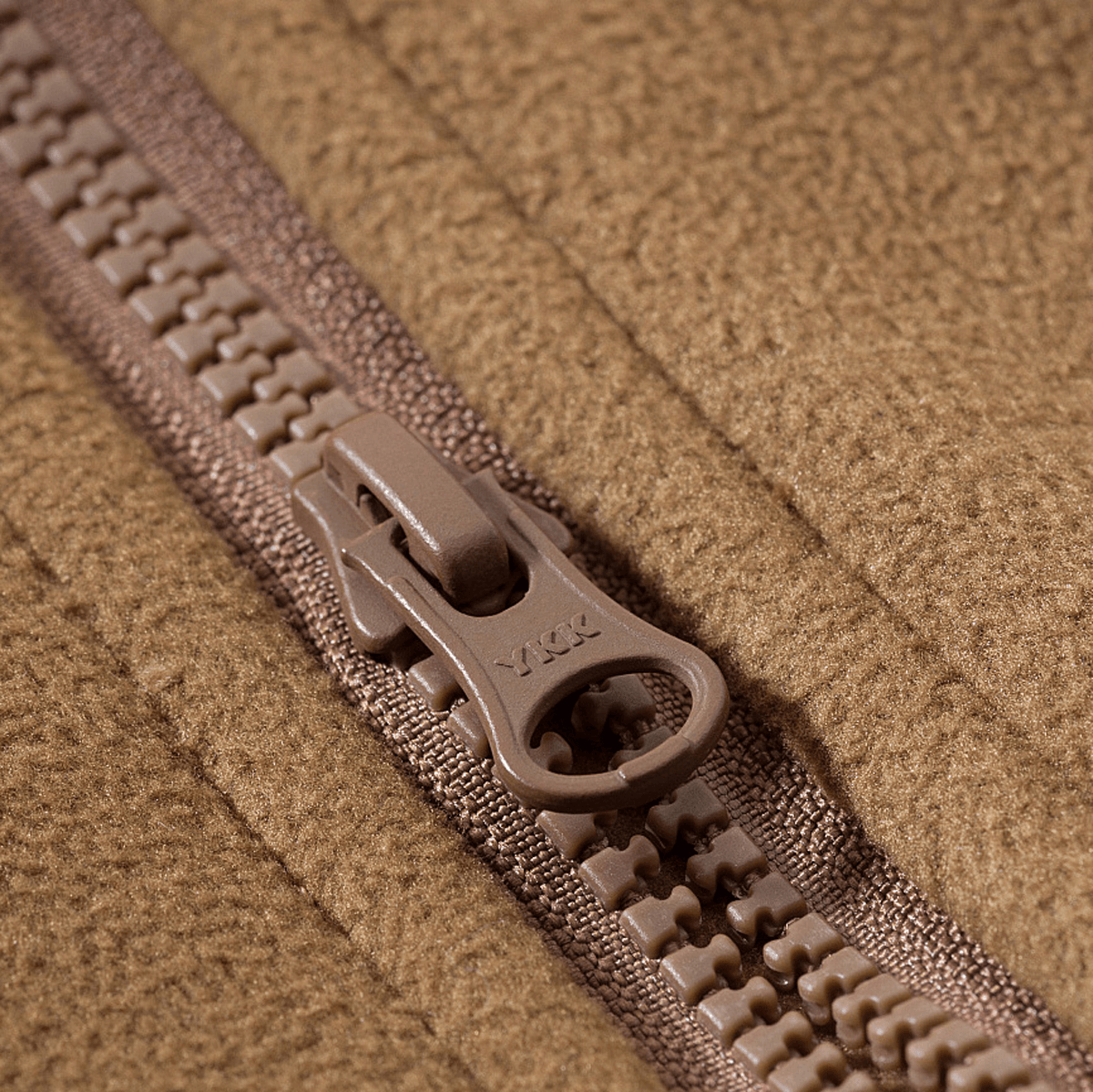 Lynlåsdetalje på M-Tac Norman Windblock Fleecejakke, der viser slidstærk YKK-lynlås til beskyttelse mod vind.