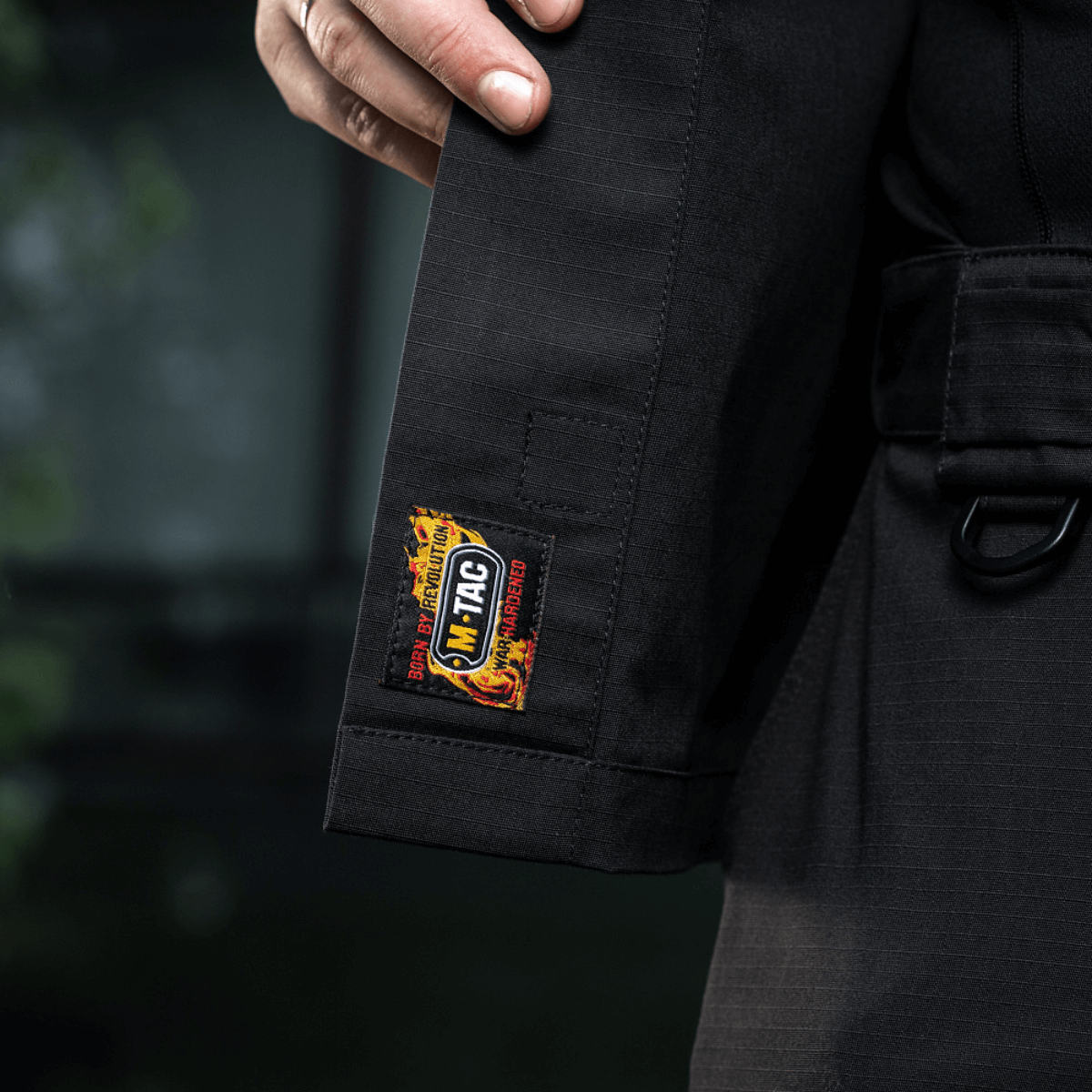 Nærbillede af M-Tac Jakke Patrol Flex med Velcro-lukning og ID-patch, ideel til taktisk brug.