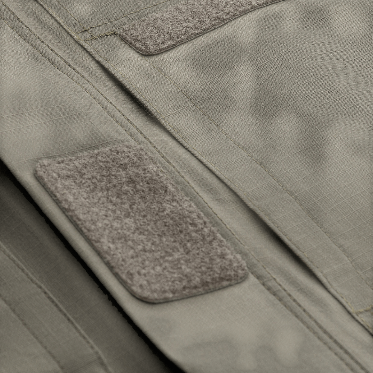 Detaljer af M-Tac Patrol Flex Jakke med velcro-lommer og strimler til navneskilte og medicinske oplysninger.