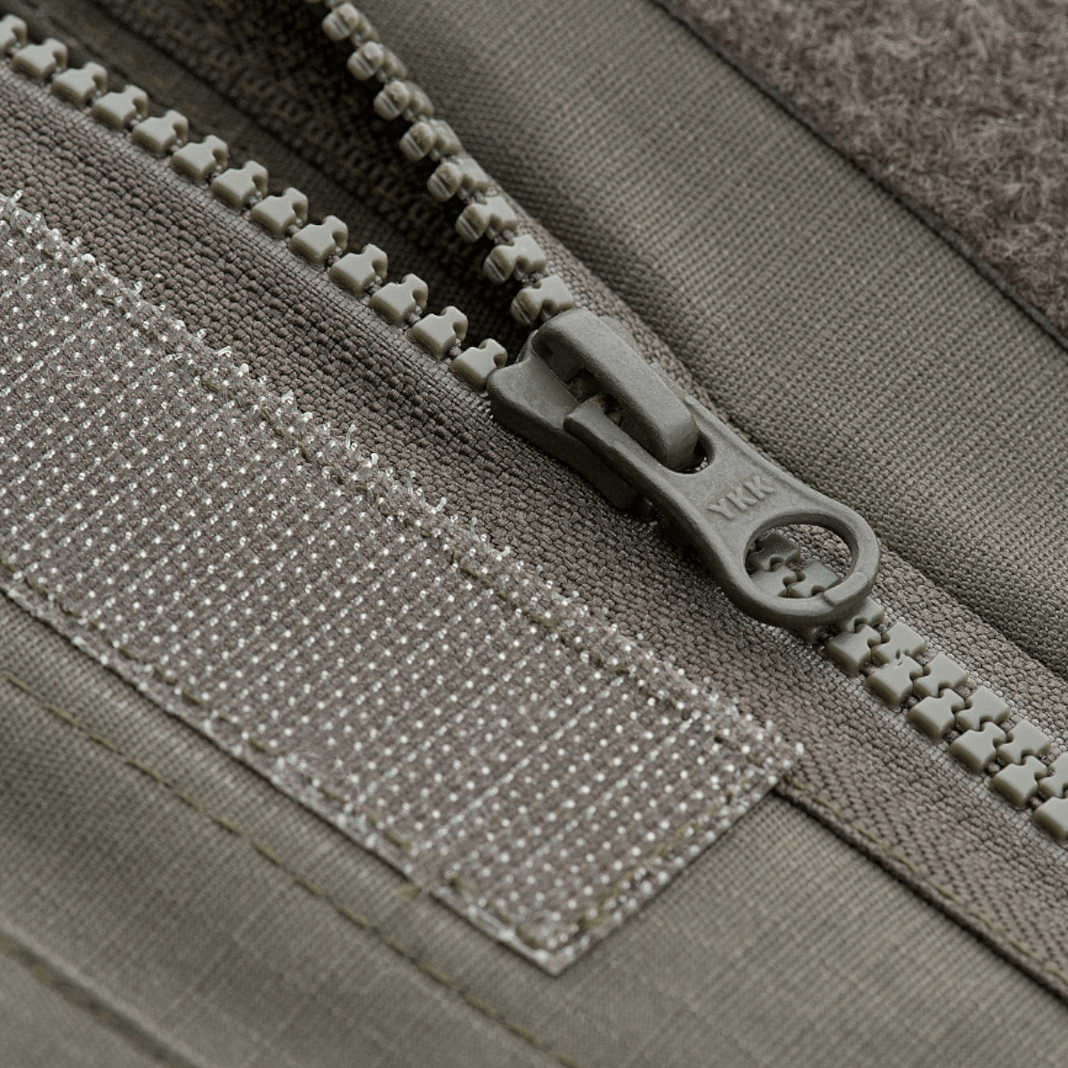 Nærbillede af M-Tac Patrol Flex Jakke lynlås og velcro-detaljer i grå farve for funktionel lukning.