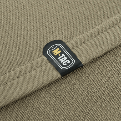 Närbild av M-Tac Pullover 4 Seasons med etikett i elastiskt tyg, lämplig för vardagsbruk och taktiska aktiviteter året runt