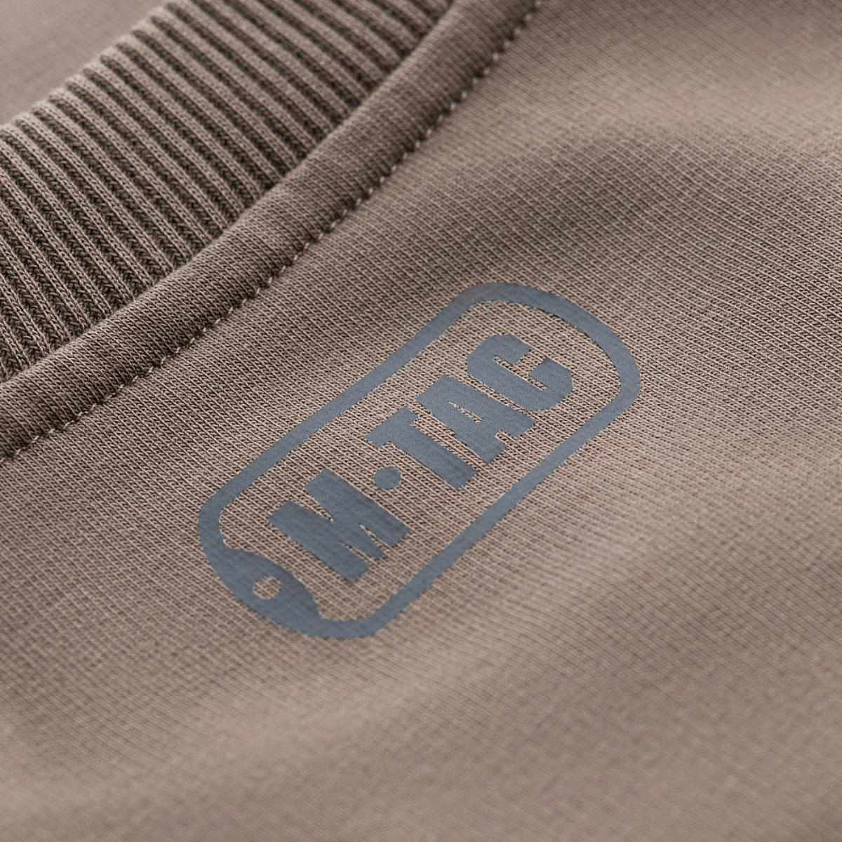 Nærbillede af M-Tac Pullover 4 Seasons med strækbart materiale og minimalistisk design til alle årstider.