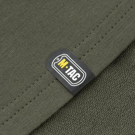M-Tac Pullover 4 Seasons, minimalistisk design med stretchmuddar, idealisk för helårsanvändning, detalj av M-Tac-logotyp.