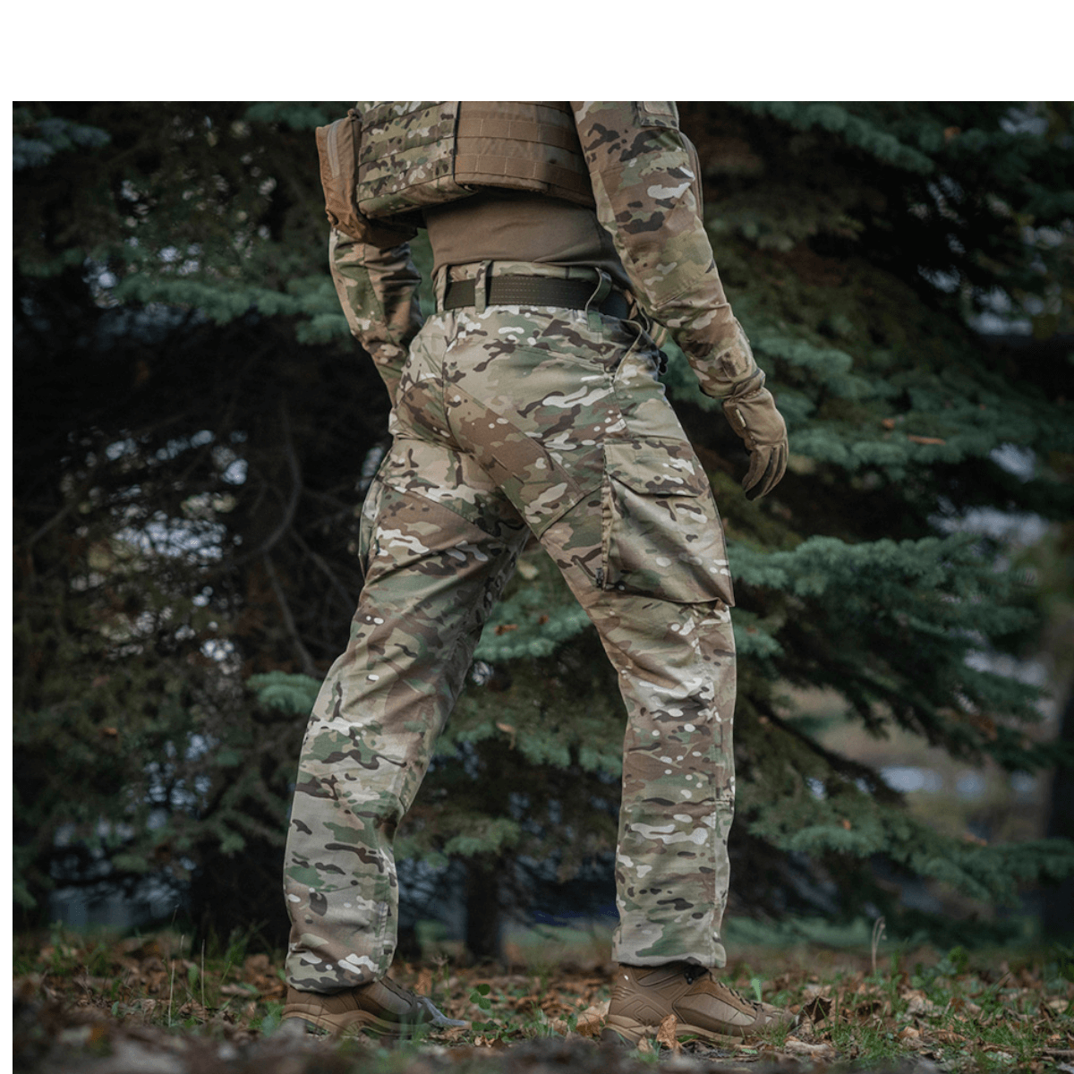 M-Tac Feltbukser NYCO i skovmiljø, holdbare og komfortable med løs pasform, lavet af amerikansk NYCO-stof, slidstærke til outdoor brug.