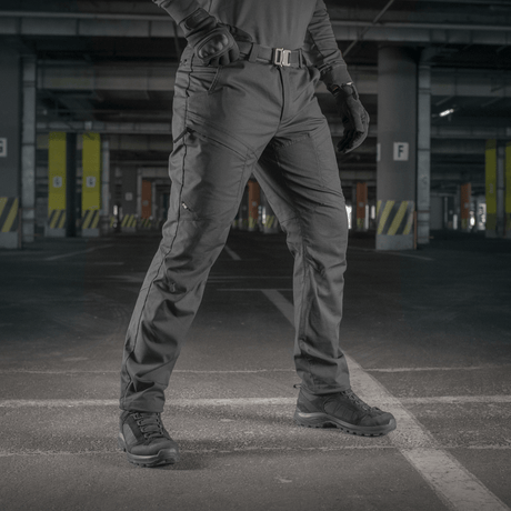 M-Tac Tactical Bukser Patrol Gen II Flex i en urban setting, perfekt til taktiske aktiviteter og udendørs brug.