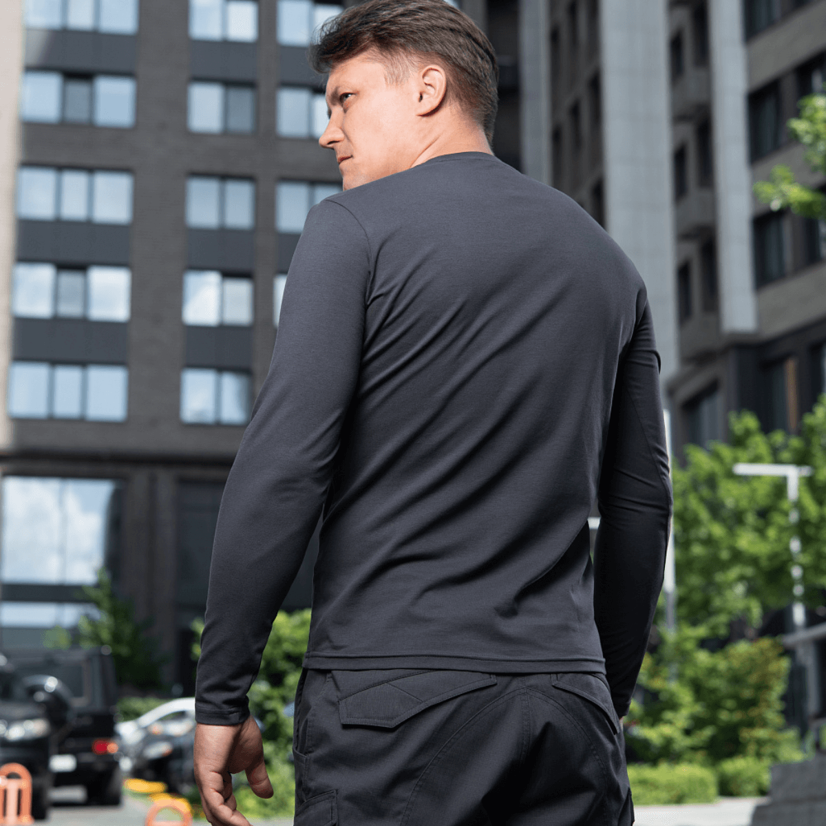 Mand iført M-Tac Long-sleeve T-shirt 93/7, lavet af 93% bomuld og 7% elastan, velegnet til hverdag og friluftsliv, bagfra.