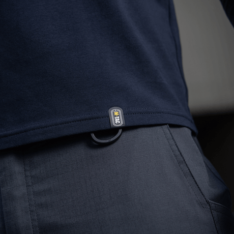 M-Tac Long-sleeve T-shirt 93/7 i mørkeblå farve med M-Tac logo, tæt pasform over navy bukser.