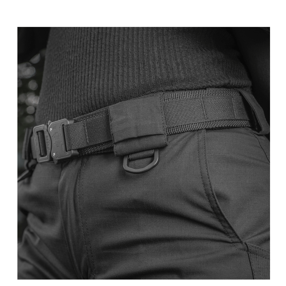 Detalje af M-Tac Bukser Aggressor Dame Flex, tæt pasform, bælte og materiale med Teflon-beskyttelse mod vand og snavs.