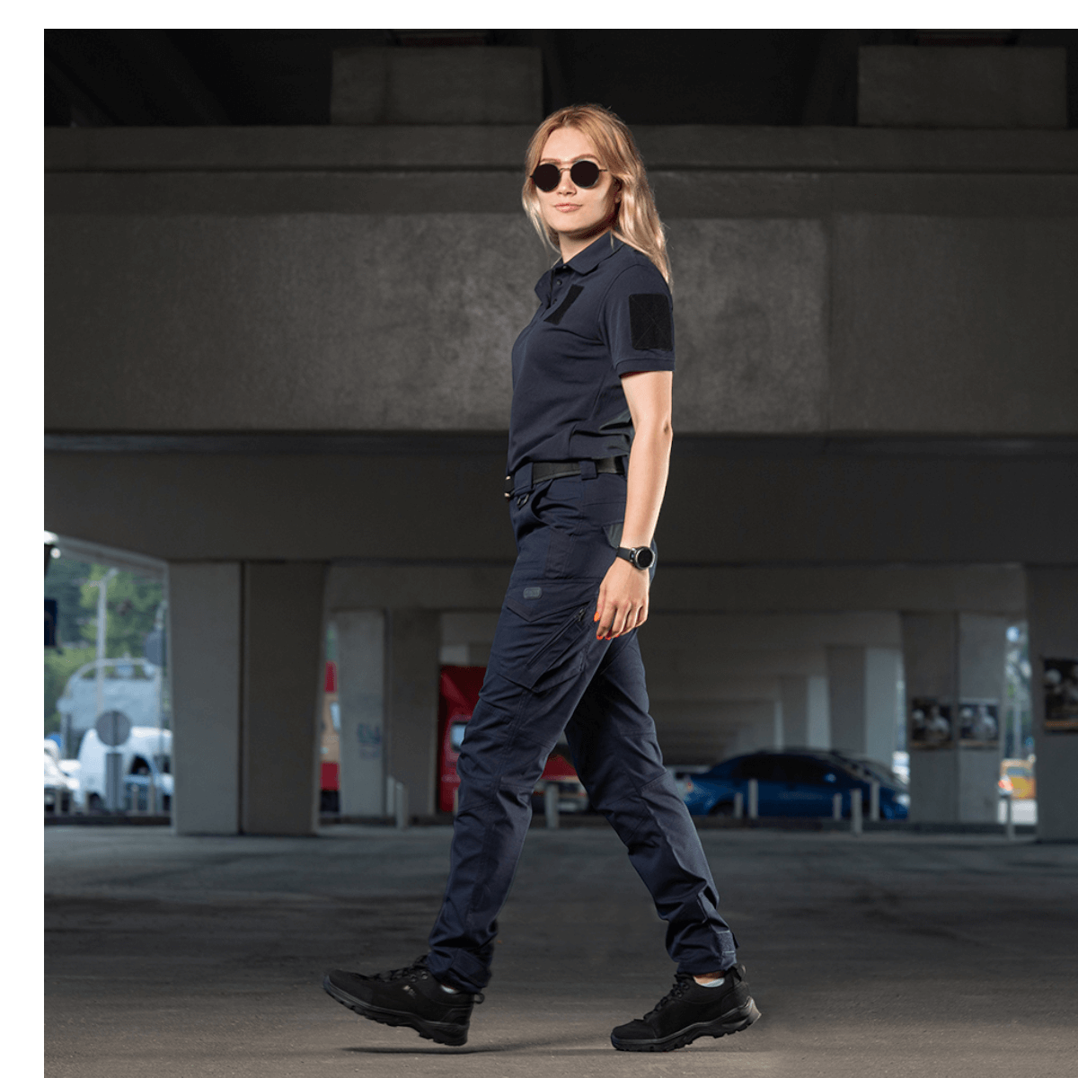 Kvinde iført M-Tac Bukser Aggressor Dame Flex bukser under gang, lavet af let materiale med Teflon-impregnering, i urbant miljø.