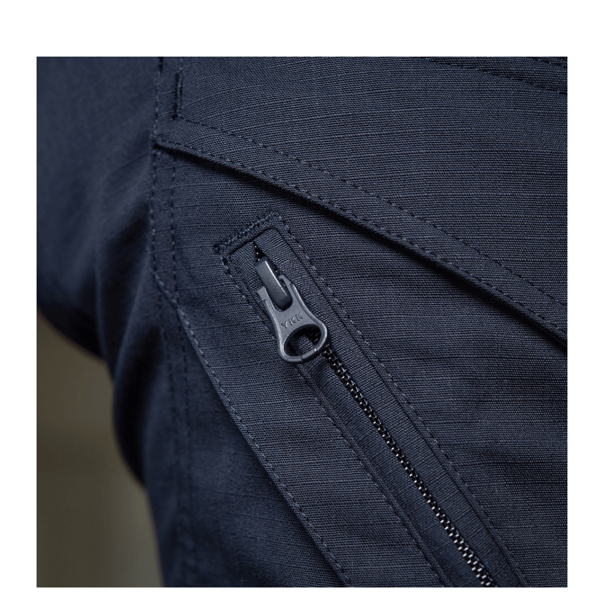 Close-up af lynlåsdetalje på M-Tac Bukser Aggressor Dame Flex, letvægtsstof med Teflon-belægning for vand- og snavsbeskyttelse.