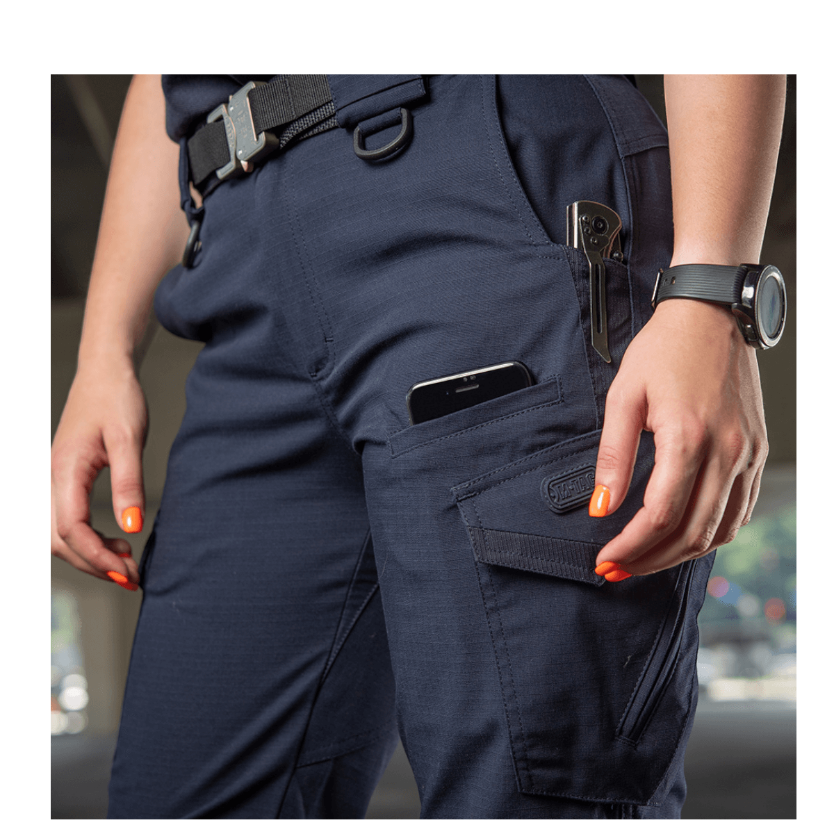 M-Tac Bukser Aggressor Dame Flex i brug, tæt pasform, mobiltelefon i lommen. Ideel til træning, arbejde og forretningsrejser.