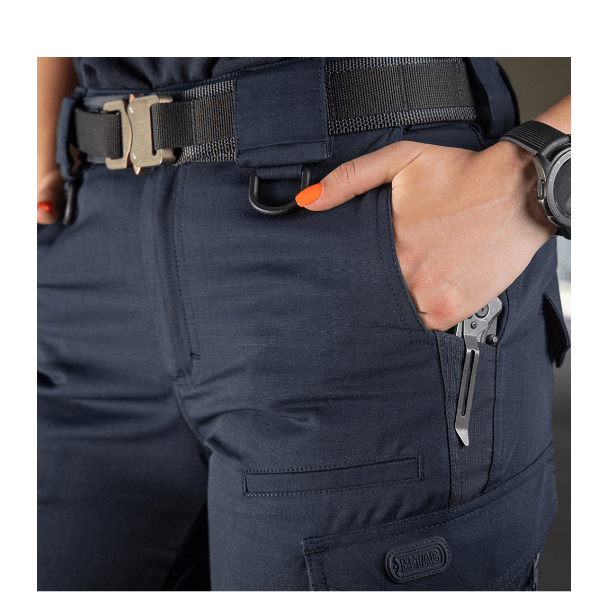 Nærbillede af M-Tac Bukser Aggressor Dame Flex, viser lommedesign og bælte, alsidige til træning og udendørsaktiviteter.