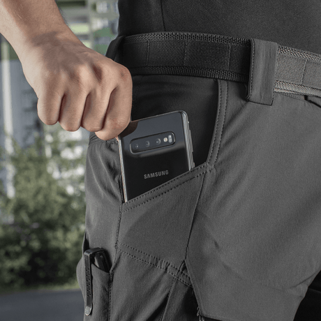 M-Tac Shorts Rubicon Flex i mørk oliven med praktisk cargo-lomme og mobiltelefon. 85% nylon, 15% spandex. Perfekt til sommerbrug.