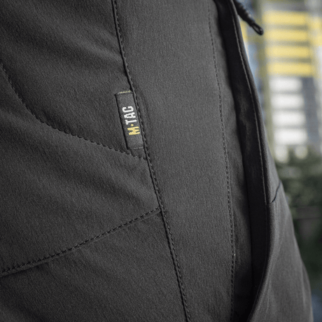 Nærbillede af M-Tac Shorts Rubicon Flex i mørk oliven, viser cargo-lomme designet til maksimal bevægelsesfrihed.