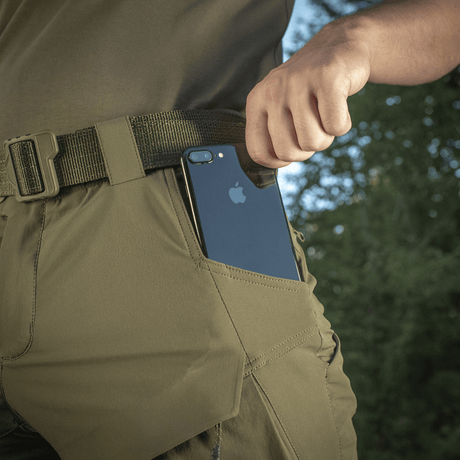M-Tac Shorts Rubicon Flex i mørk oliven med cargo-lomme til telefon, designet til komfort og funktionalitet om sommeren.