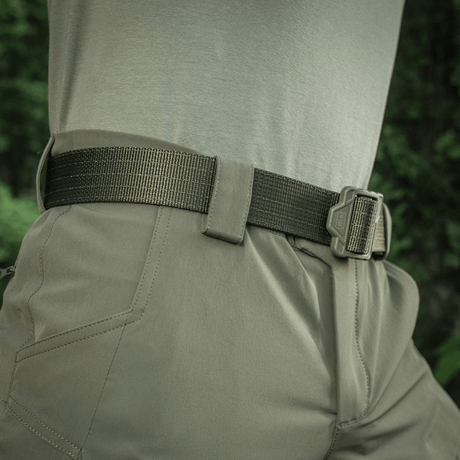 M-Tac Shorts Rubicon Flex i mørk oliven med cargo-lommer og robust bælte, ideel for sommerbrug. Fremstillet af 85% nylon, 15% spandex.
