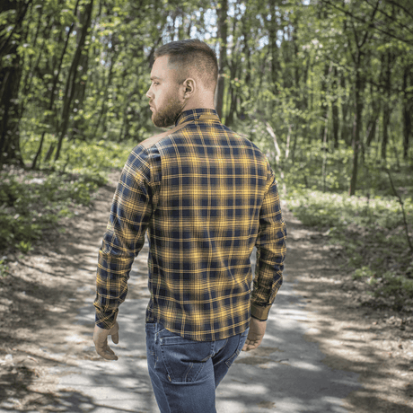 M-Tac Redneck Skjorte i Navy Blue/Yellow plaid, set bagfra i skovmiljø, lavet af 70% polyester og 30% viscose, justerbare ærmer