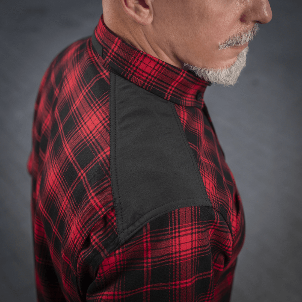 M-Tac Redneck Skjorte i rødt og sort plaid-mønster med forstærkede skuldre demonstreret på mand.