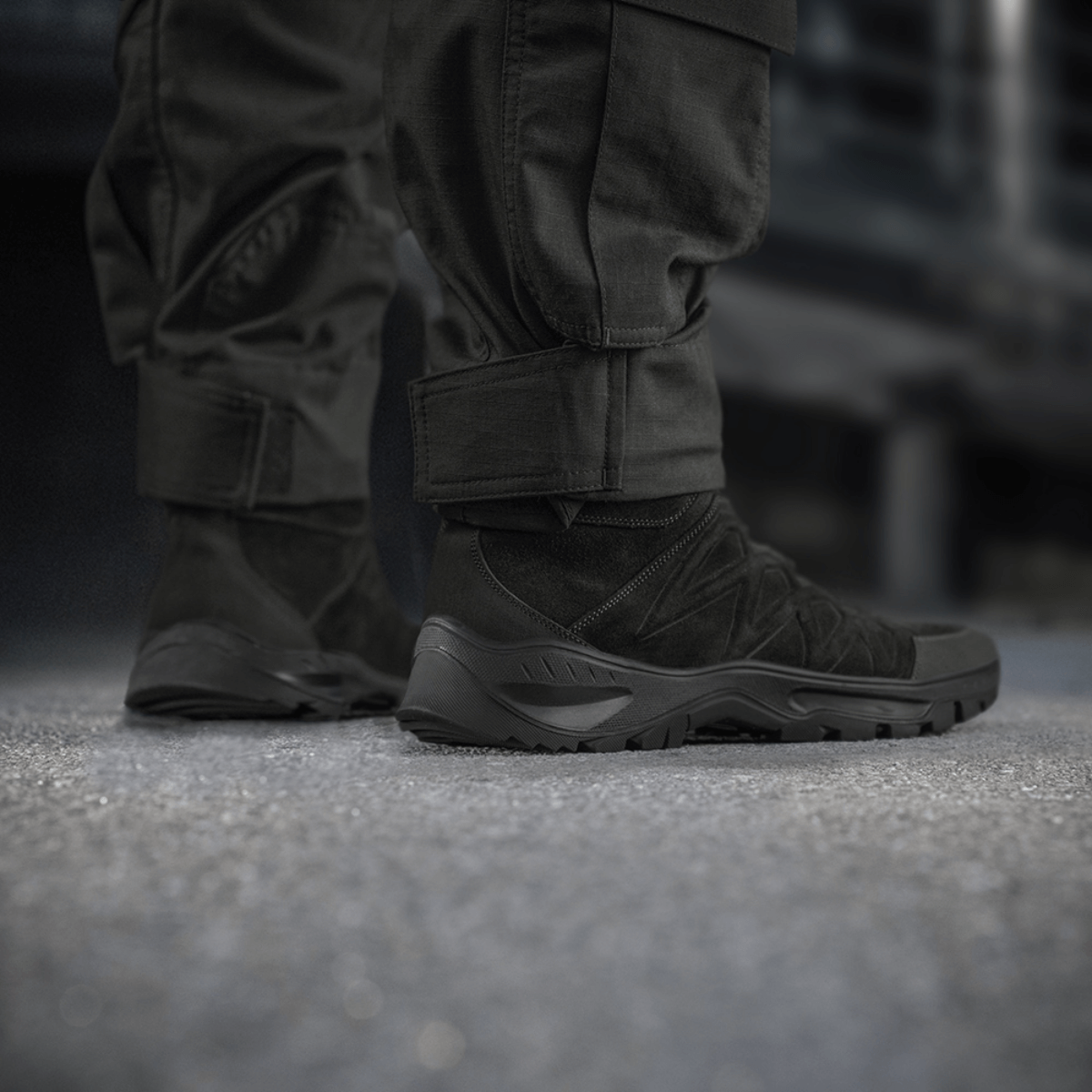 M-Tac Bukser STURM NyCo Extreme Gen.II, taktiske bukser med robust design, fleksibilitet og Cordura-forstærkninger, set i brug udendørs.