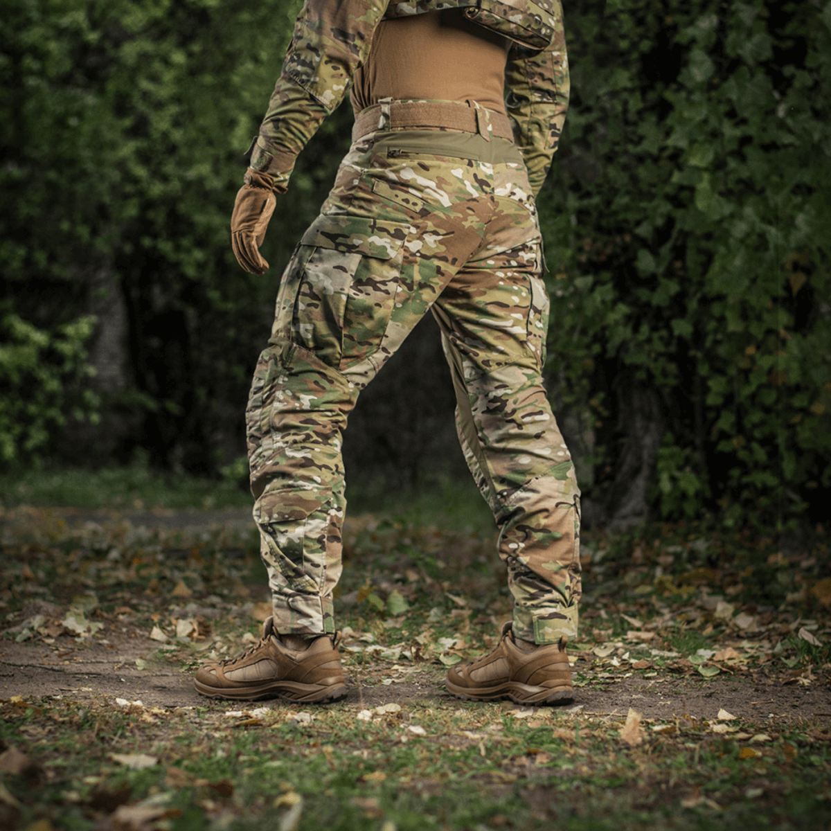 Mand iført M-Tac Bukser STURM NyCo Extreme Gen.II i skovmiljø