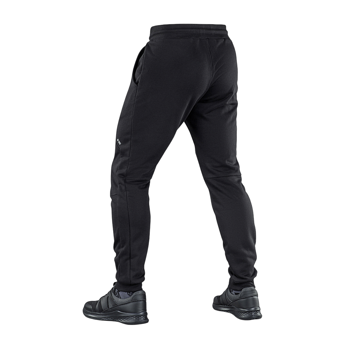 Sorte M-Tac Bukser Stealth Cotton i 100% bomuld, set bagfra, med elastik i taljen og åbne sidelommer for maksimal komfort.