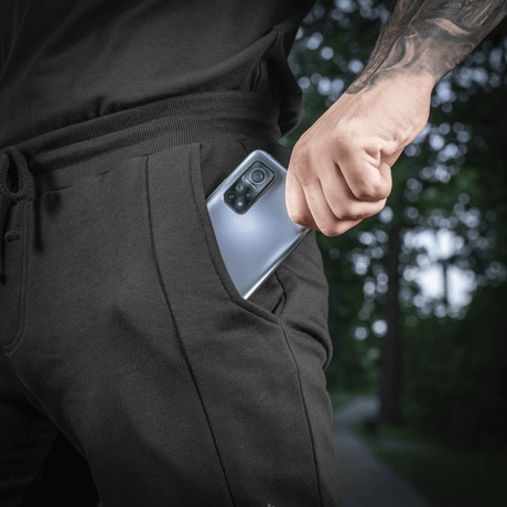 Mand iført M-Tac Shorts Casual Fit Cotton med telefon i lommen, viser brugervenlighed og design.